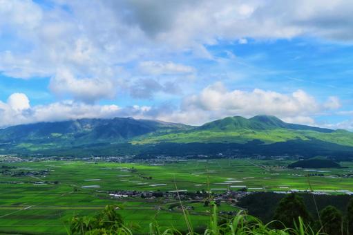 【熊本県】阿蘇の町並み 阿蘇山,阿蘇,噴煙の写真素材