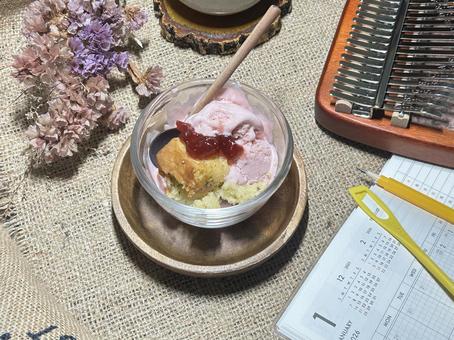 スコップケーキ パウンドケーキ,アイスクリーム,苺の写真素材