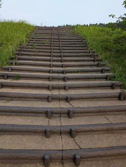 階段と空 階段と空 階段,急勾配,上りの写真素材