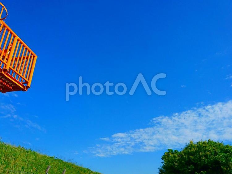 青空と雲と丘と木々と鉄塔 ふわふわ,バックグランド,何人もありませんの写真素材