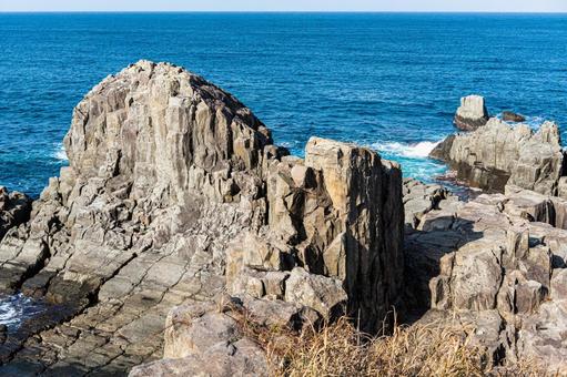 東尋坊 日本海にそびえる断崖と荒波の絶景 東尋坊 日本海にそびえる断崖と荒波の絶景の写真