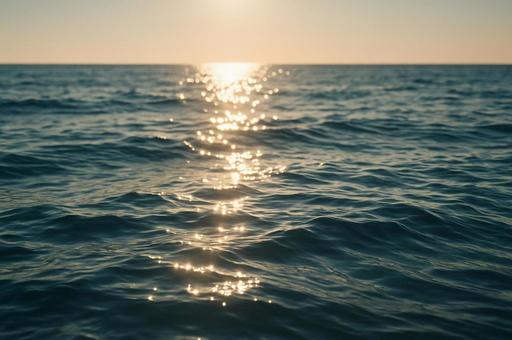 夕陽に煌めく海面 夕陽に煌めく海面の写真