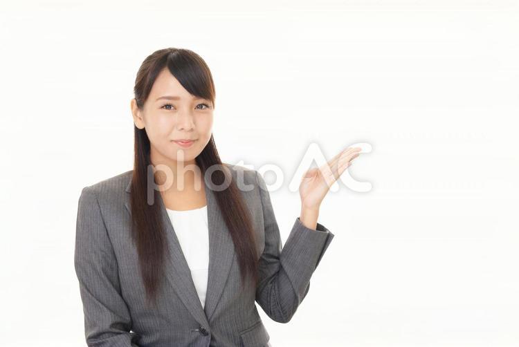 案内する笑顔のビジネスウーマン 女性,ビジネスウーマン,女の写真素材