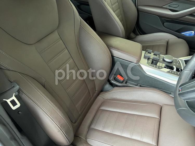 高級車の運転席と操作パネル 車,自動車,bmwの写真素材