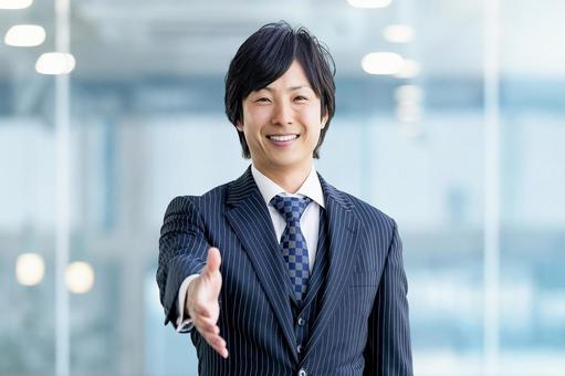 握手を求める笑顔の男性ビジネスマン 握手を求める笑顔の男性ビジネスマン 男性,笑顔,微笑むの写真素材