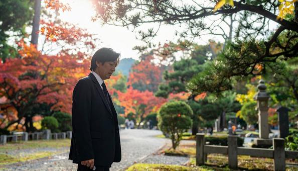 お葬式・葬儀に来た喪服の日本人男性 お葬式・葬儀に来た喪服の日本人男性の写真
