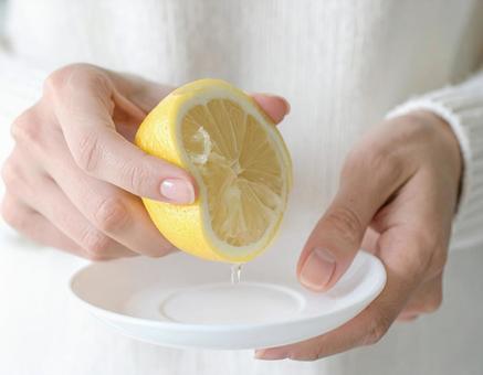 レモンを絞る レモンを絞るの写真