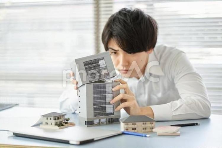 建物の間取りを考えるアジア人ビジネスマン ビジネスマン,男性,営業職の写真素材