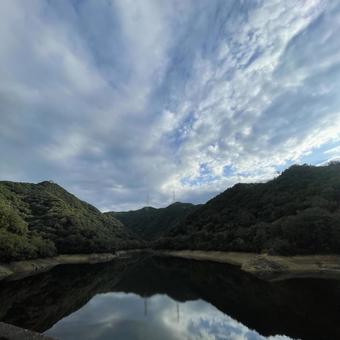 ダムの風景 山,空,風景の写真素材