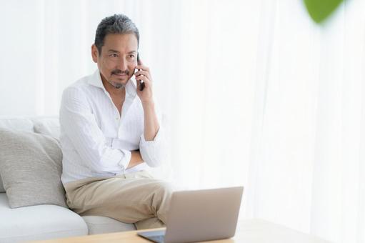 テレワークをするミドルの男性 テレワーク,男性,エンジニアの写真素材