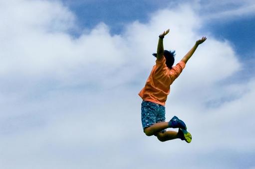 ＜素材＞青空に向かってジャンプする男の子 子供,空,青空の写真素材