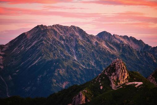 北アルプスの立山連峰と烏帽子岳 北アルプスの立山連峰と烏帽子岳の写真