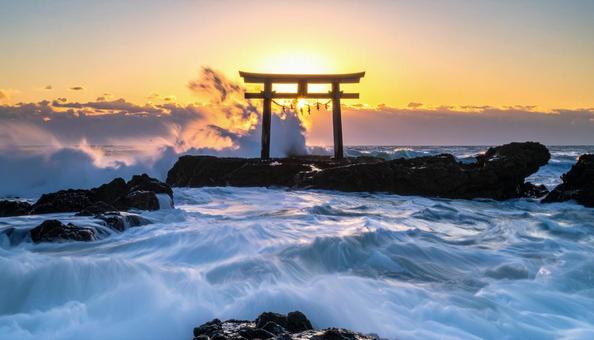 神社の初日の出と気嵐の風景 神社の初日の出と気嵐の風景の写真