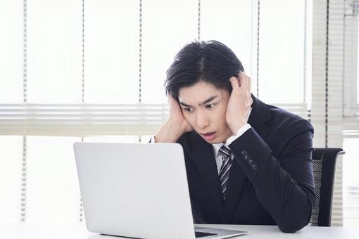 A businessman who fails to operate a laptop, male, failure, businessman, JPG