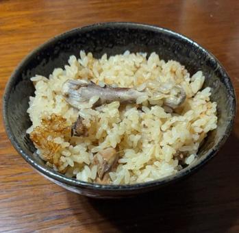 手羽元のだしであきたこまちの炊き込みご飯 手羽元のだしであきたこまちの炊き込みご飯の写真