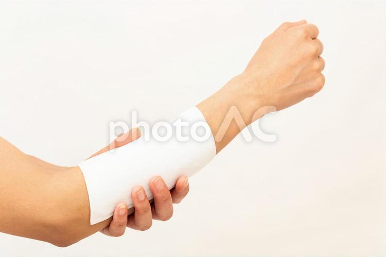 湿布を貼った女性の腕 湿布,女性,腕の写真素材