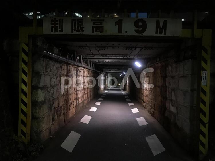 夜の地下道 何人もありません,光,地下道の写真素材