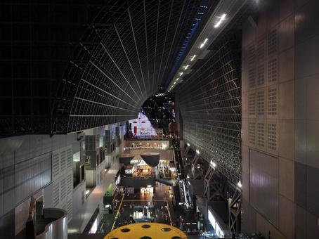 京都駅の駅ビルの吹き抜けの写真 京都駅の駅ビルの吹き抜けの写真の写真