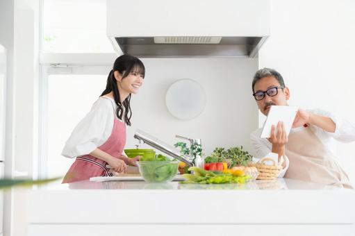 キッチンで料理を作るミドルの夫婦 料理,夫婦,ミドルの写真素材