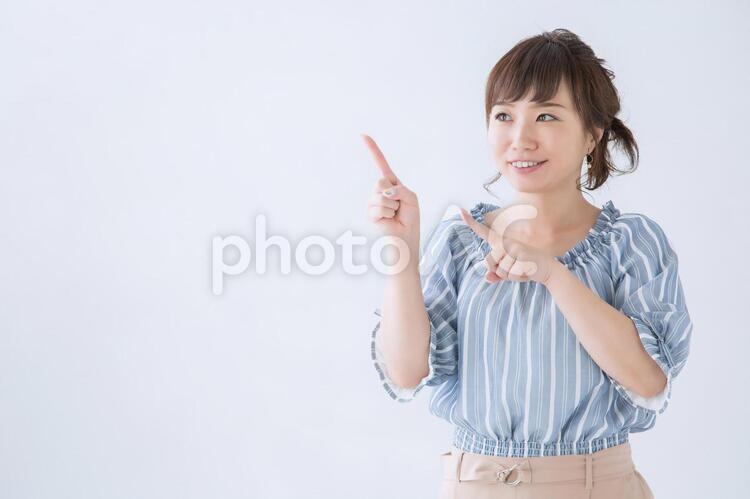 横を指さす女性 女性,おすすめ,ビジネスウーマンの写真素材