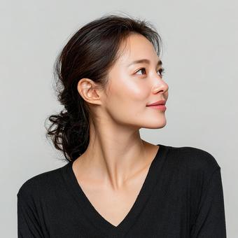 信頼感のある表情の横顔の女性の写真