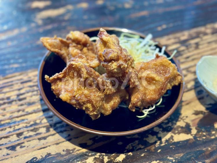 居酒屋風の鶏の唐揚げ盛り サクサク,唐揚げ,鶏の唐揚げの写真素材