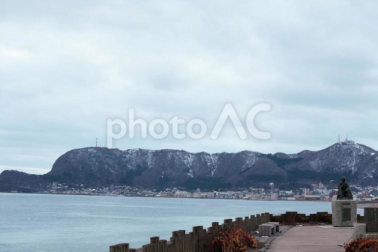 函館いさりび通りから眺める函館山 風景,空,景色の写真素材