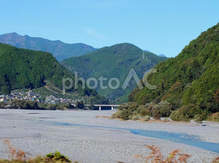 大井川の水の流れと紅葉の始まった山々 川,水,流れの写真素材