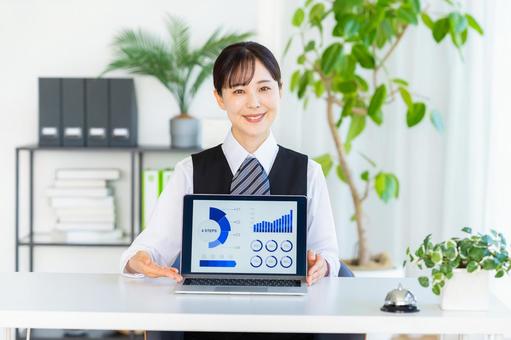 受付のビジネスウーマン 受付,女性,笑顔の写真素材