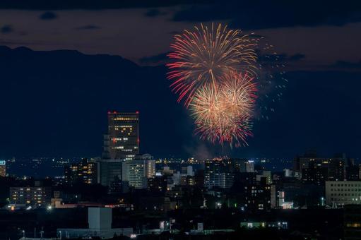 夜空を彩る山形花火大会と霞城セントラル 夜空を彩る山形花火大会と霞城セントラルの写真