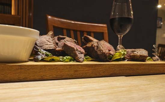 肉とワイン 肉とワイン 牛肉,赤ワイン,グラスの写真素材
