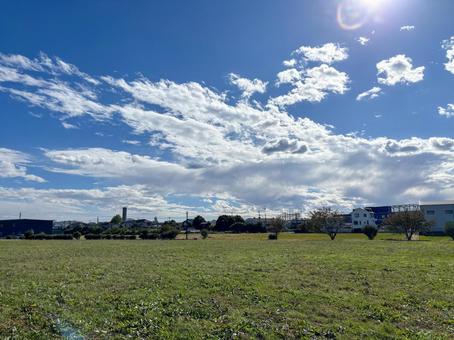 広い芝生と広い空の写真