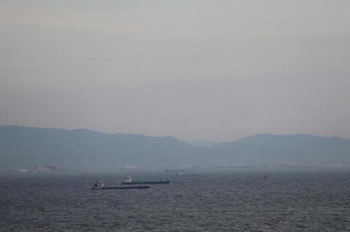 大型船と海と霞む海岸と街と山並みと空 大型船と海と霞む海岸と街と山並みと空 大型船,海,霞むの写真素材