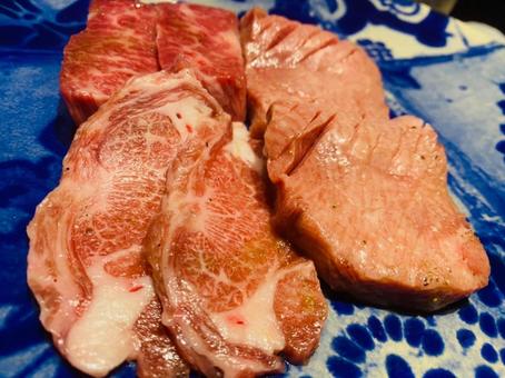 厚切り牛タンと霜降り和牛 厚切り牛タンと霜降り和牛の写真