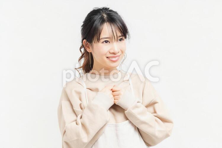 白い背景の前に立ってポーズをとる若い女性 女性,白背景,立つの写真素材