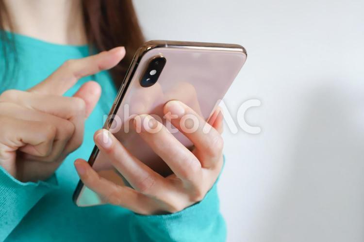 スマホを使う女性の手元 スマートフォン,スマホ,携帯電話の写真素材