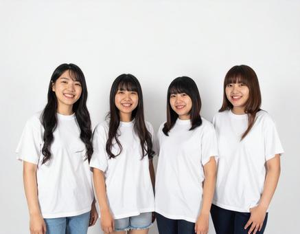 白いTシャツ姿の女性4人組 白いTシャツ姿の女性4人組の写真