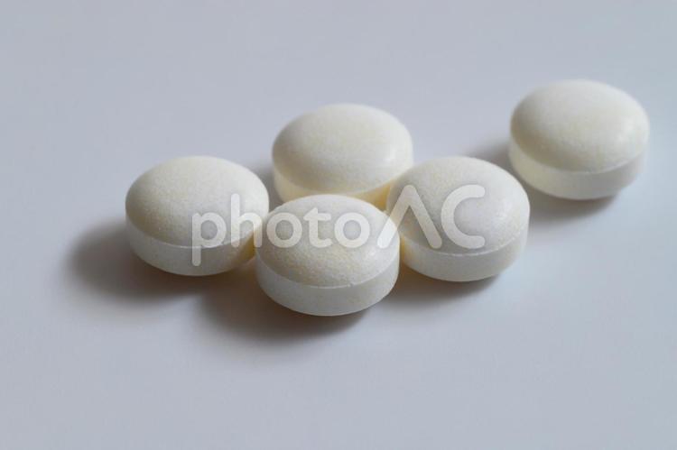 白の錠剤　５錠 薬,薬物,錠剤の写真素材