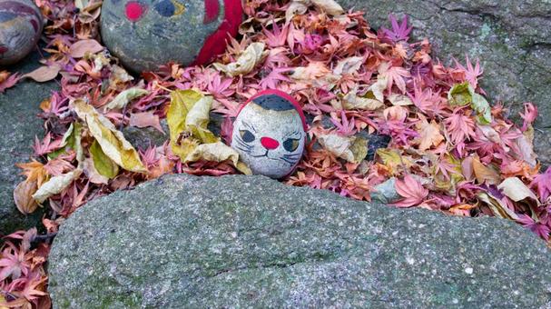 落ち葉に包まれた石の静寂 落ち葉に包まれた石の静寂 落ち葉,石,絵の写真素材