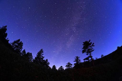 夏の夜の満天の星空 天の川 夏の夜の満天の星空 天の川 天の川,星,夜の写真素材