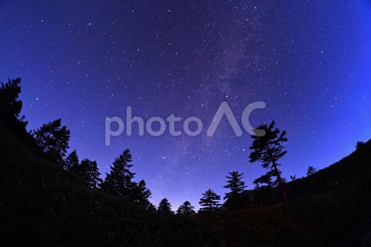 夏の夜の満天の星空　天の川 天の川,星,夜の写真素材