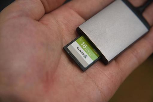 手のひらに乗せたSDカードリーダー 手のひらに乗せたSDカードリーダー sdカード,sdカードリーダー,メモリーカードの写真素材