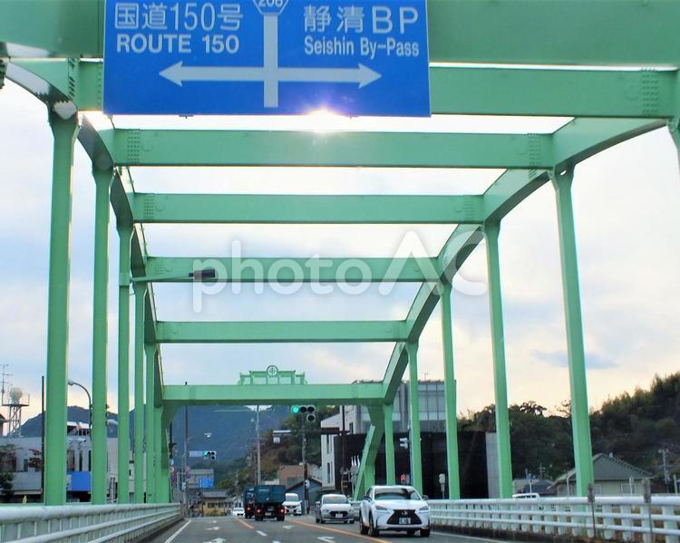 交通案内板がある安倍川橋と山並み 橋,鉄橋,安倍川橋の写真素材