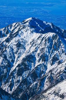 冠雪の北アルプスの立山連峰の大日岳 冠雪,冬山,北アルプスの写真素材