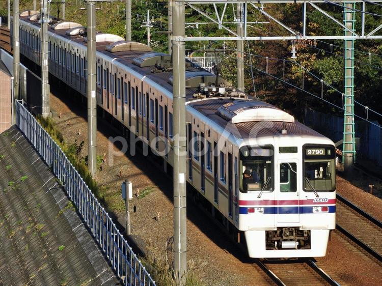 南大沢駅を発車した京王相模原線　２ 京王線,京王電鉄,京王の写真素材