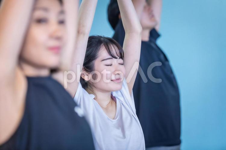 スポーツジムでヨガをする男女 ヨガ,ピラティス,ヨガ教室の写真素材