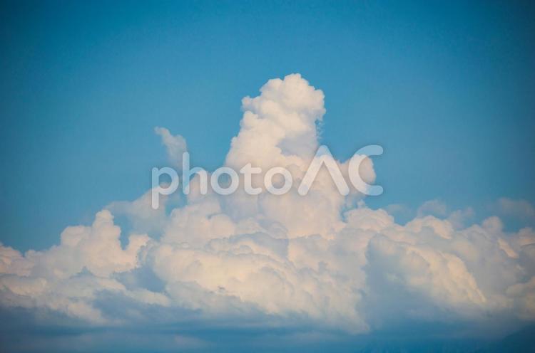 ソフトクリームみたいな雲の風景 ソフトクリーム,雲,風景の写真素材