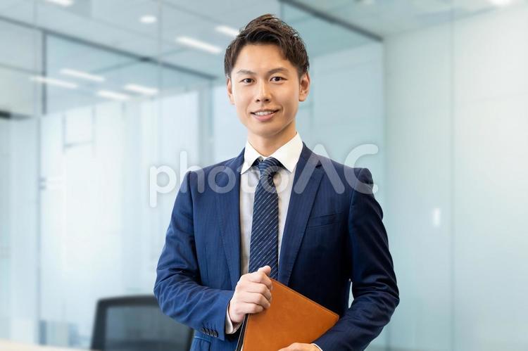 バインダーを持つ男性ビジネスマン 男性,ビジネス,ビジネスマンの写真素材