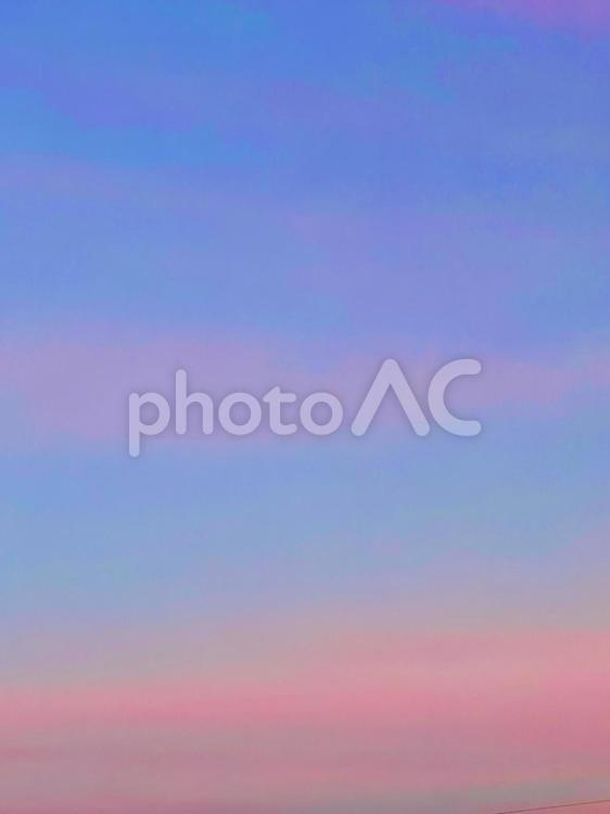 ピンク色の雲のある秋の夕空　縦型 夕空,雲,夕方の写真素材
