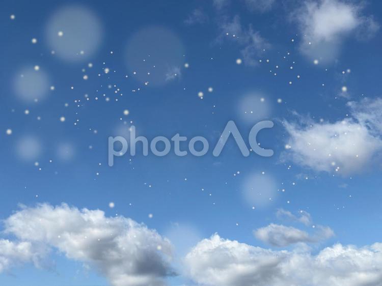 青空にキラキラと舞う白い光の束 空,青空,光の写真素材